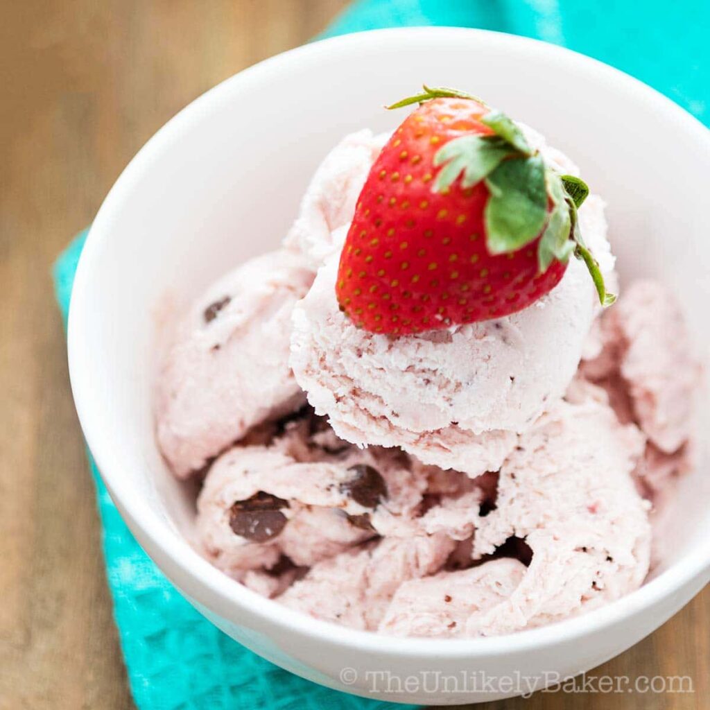 Strawberry chocolate ice cream in a bowl.