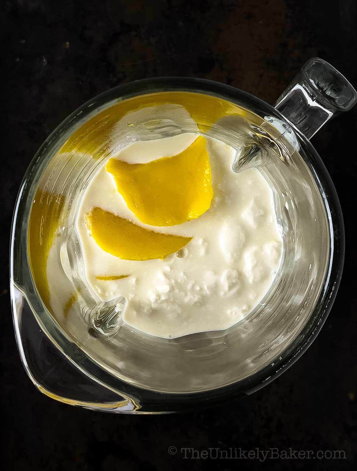 Cream milk and mangoes in a blender.