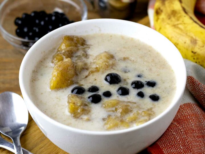 A bowl of banana con yelo.