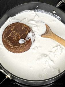 Coconut cream and sangkaka in a pot.