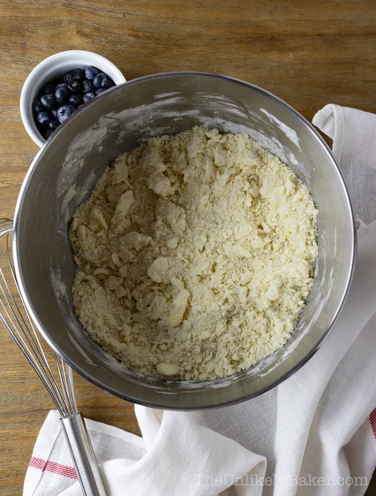 Crust mixture incorporated to a coarse meal.