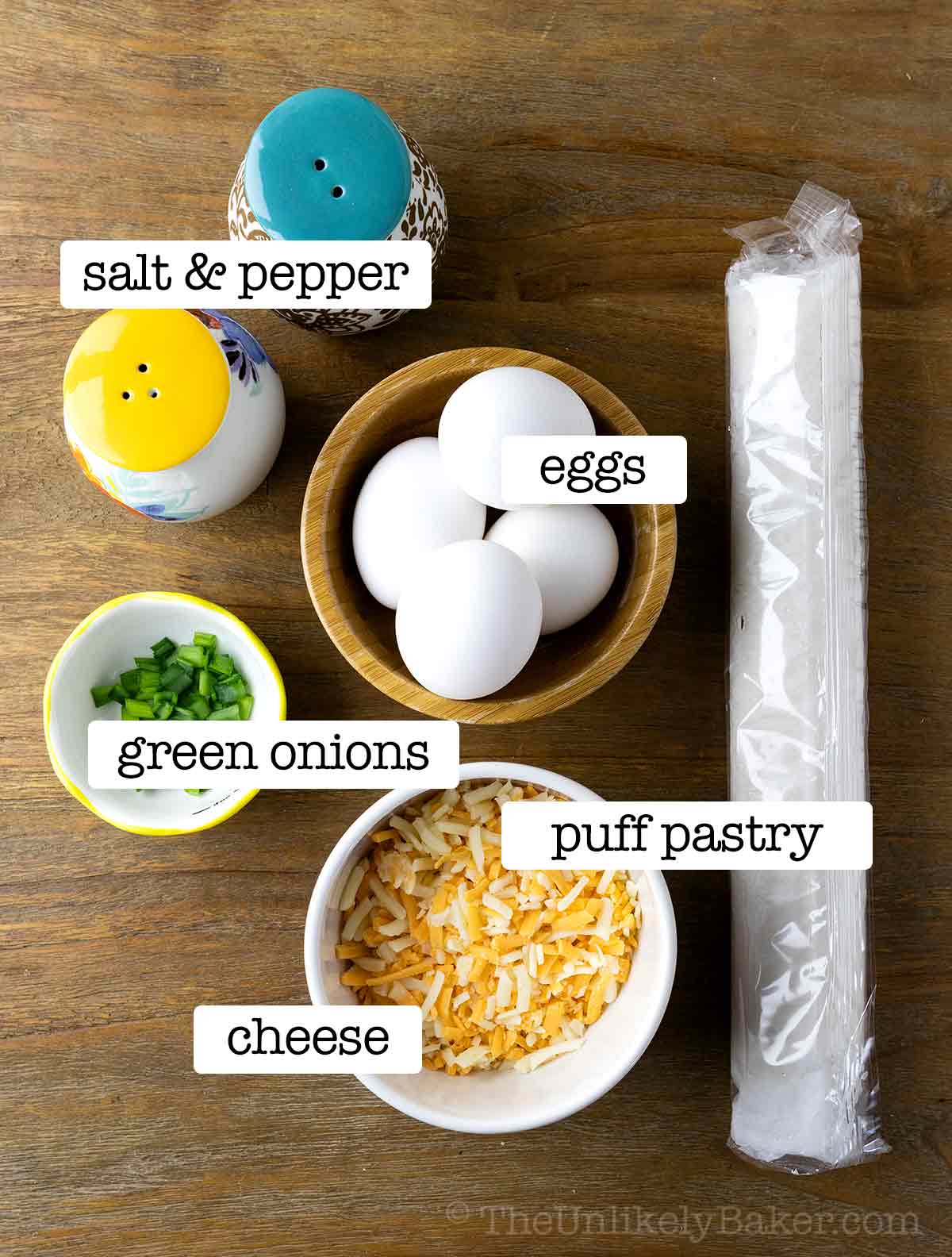 Ingredients for eggs in puff pastry, with text overlay.