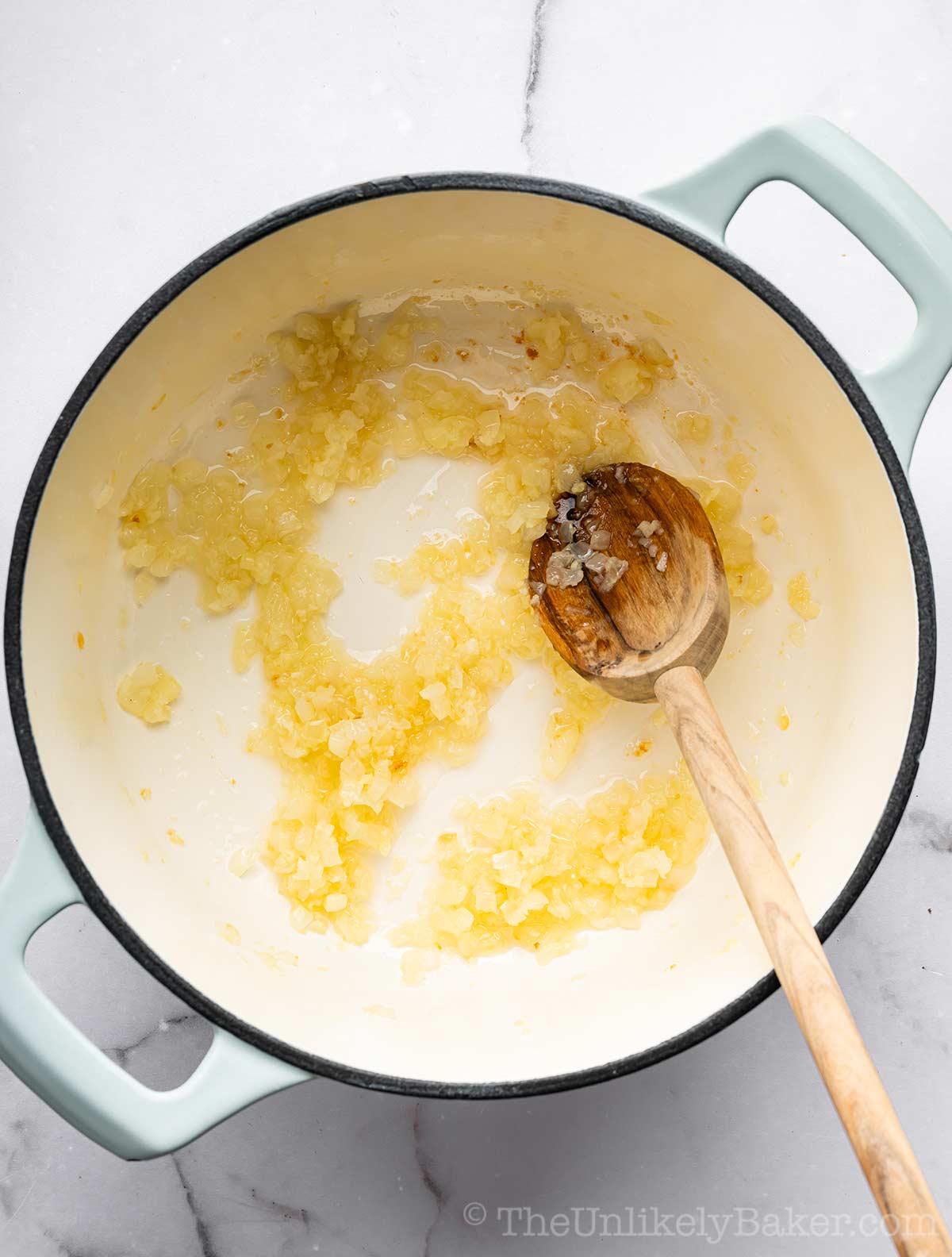 Cooking onion and garlic until fragrant.