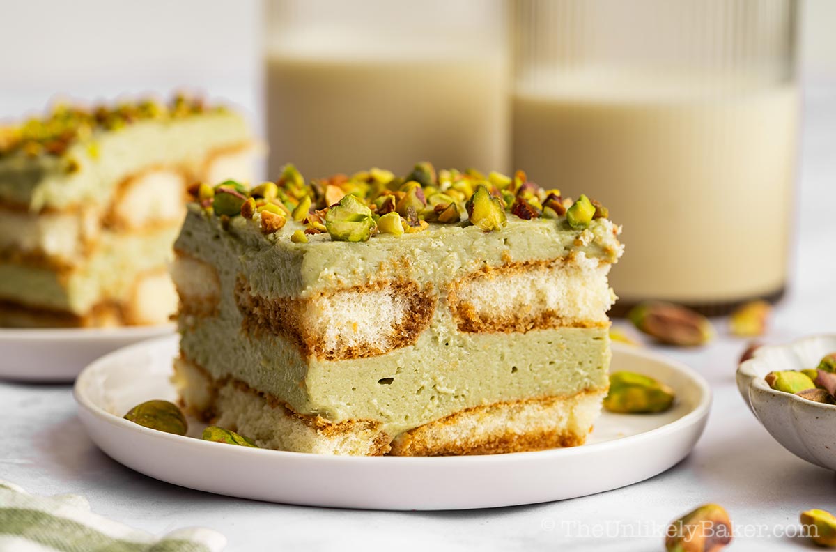 Tiramisu pistachio showing the cookie and creamy layers.